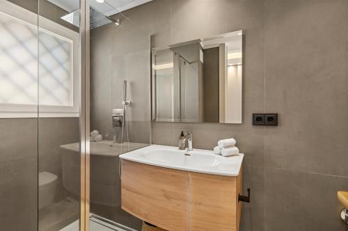 Beach front apartment with pool — 4-Star Luxury Hotel in Marbella, Spain