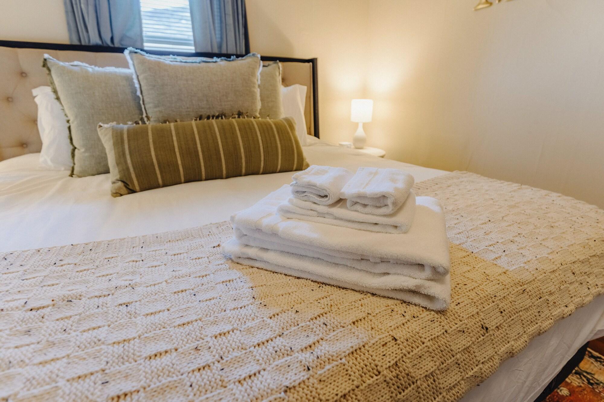 Historic Revival King Bed Liberty Bowl Memphis 893 in Memphis, United States