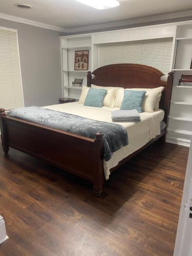 Best value 4 Huge Bedrooms — 4-Star Luxury Hotel in Willmar, United States