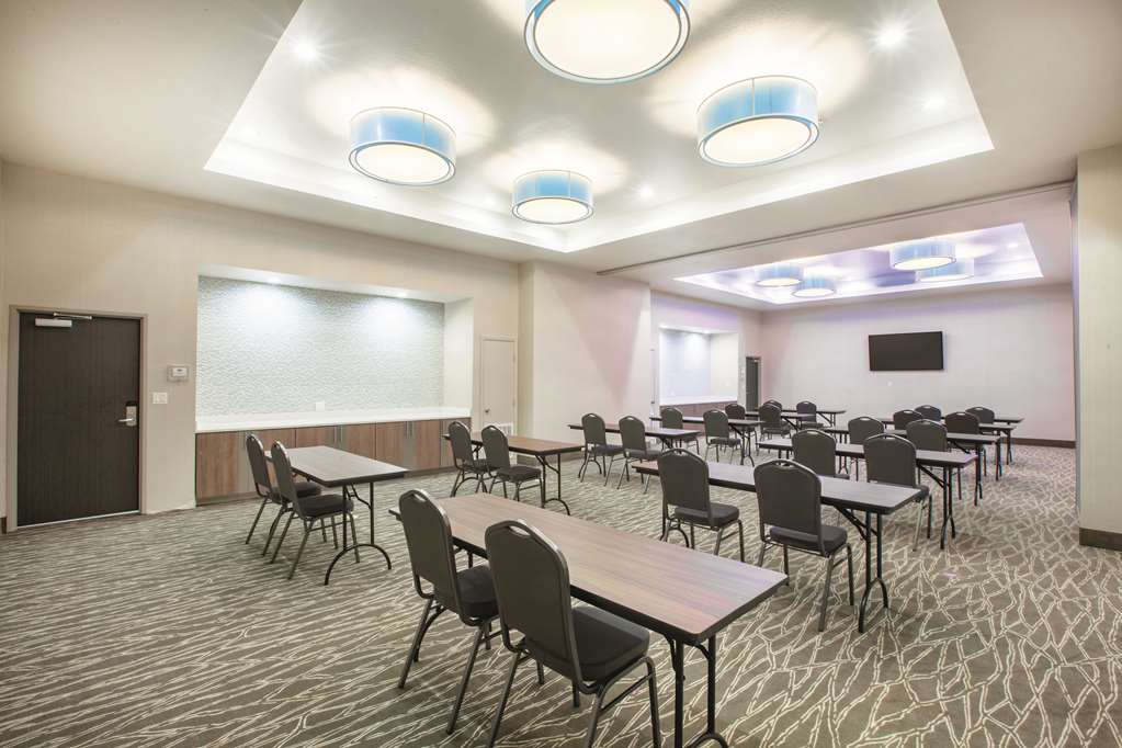 La Quinta Inn & Suites by Wyndham San Marcos Outlet Mall - photo 25