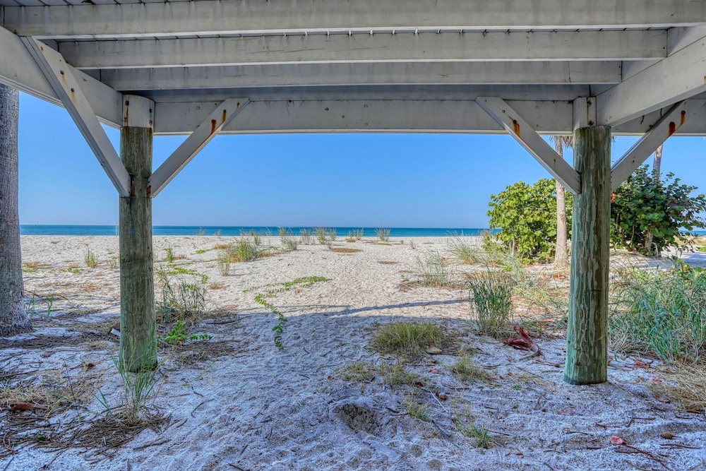 Paradiso Al Mare Beach House — 4-Star Luxury Hotel in Saint Pete Beach, United States