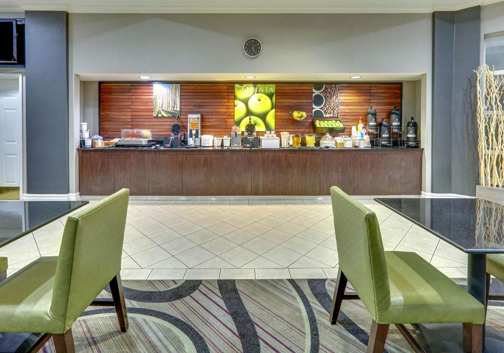 La Quinta Inn & Suites by Wyndham Dallas North Central - photo 25