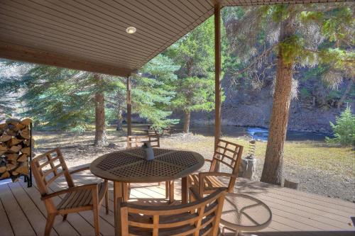 Between the Waters Cabin — 4-Star Luxury Hotel in Durango, United States