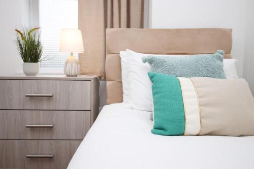 2 Bedroom City Apartment 20mins Walk to Cabot Circus With Free Wi Fi & Off Peak Parking Included — 4-Star Luxury Hotel in Bristol, United Kingdom