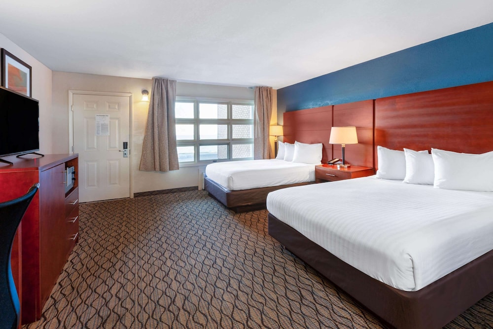 Baymont by Wyndham St. Ignace Lakefront - photo 15