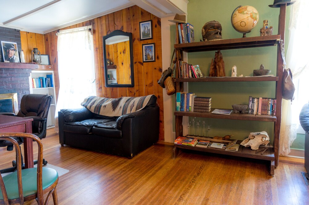 Indiana Jones Bed & Breakfast - photo 17