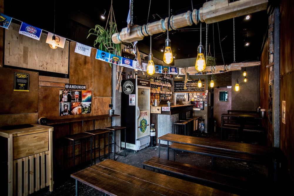Sleepy Dealer Hostel Bar