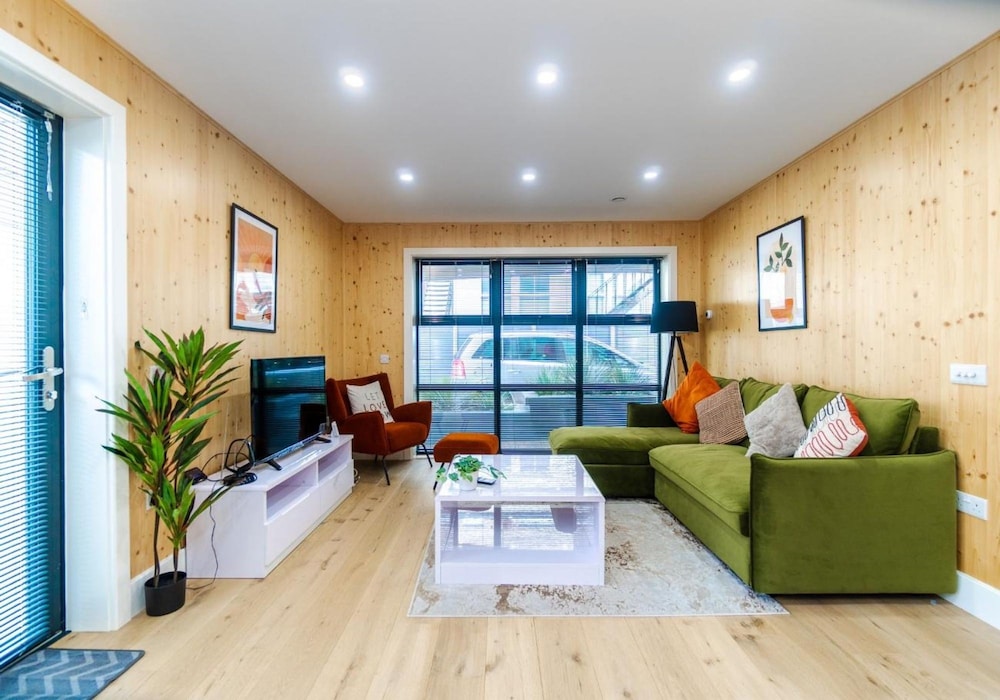 Green Mews 1 with Free Parking By My Getaways in Hove, United Kingdom