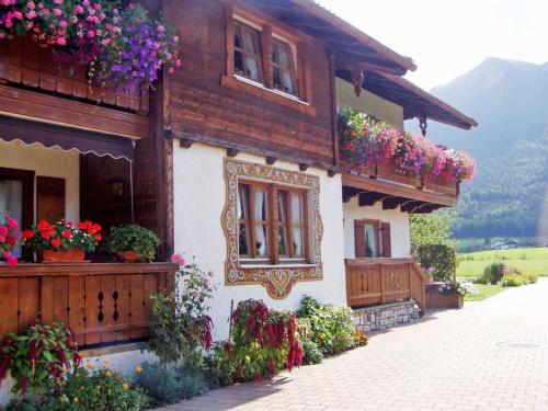 Ferienwohnungen mit Bergblick — hotel in Inzell