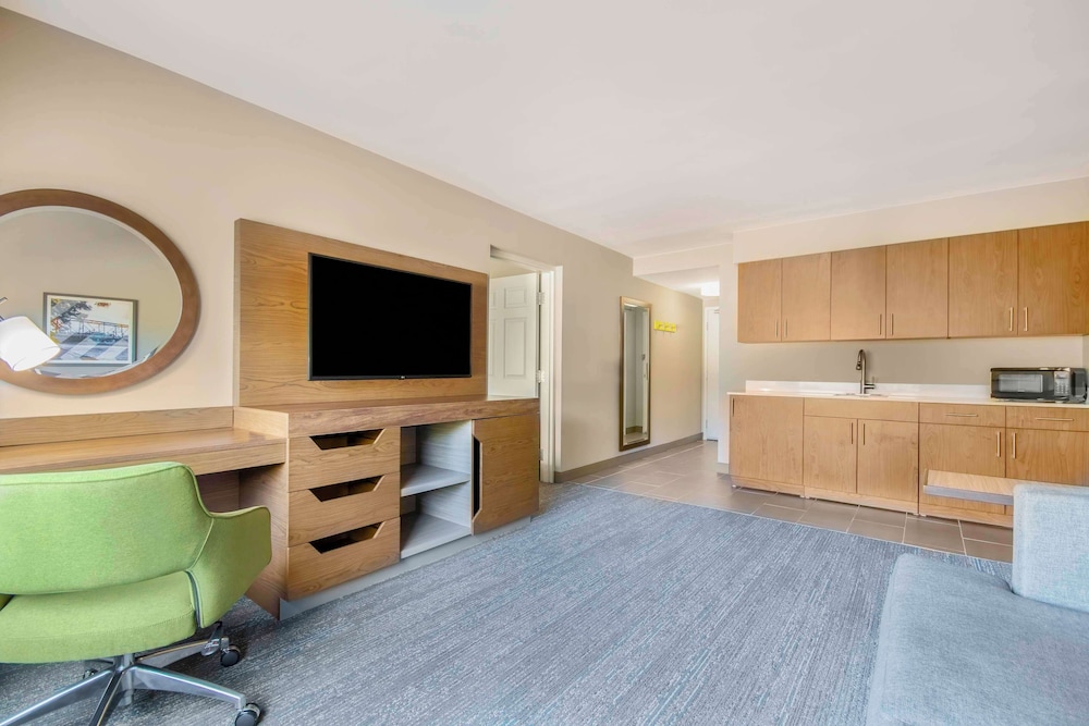 Hampton Inn East Aurora - photo 18