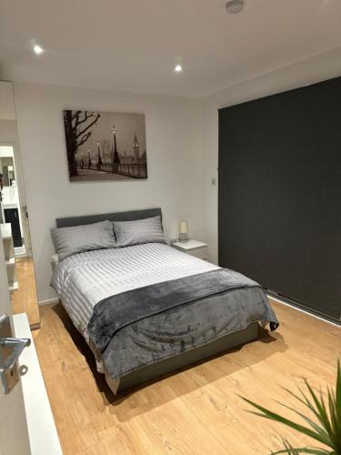 Self contained en suite room very close to Wembley stadium — 5-Star Luxury Hotel in London, United Kingdom