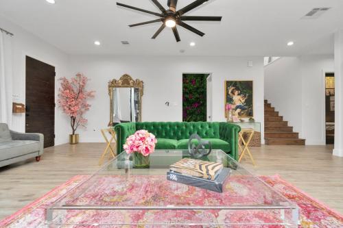 Houston's Downtown Bloom House Spacious Floral Escape for Groups — 4-Star Luxury Hotel in Houston, United States