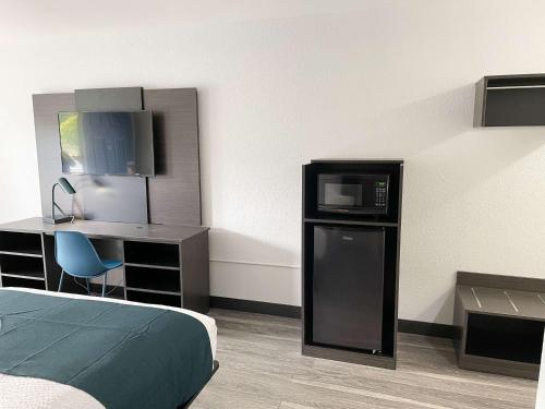 Super 8 by Wyndham West Columbia Airport - photo 14