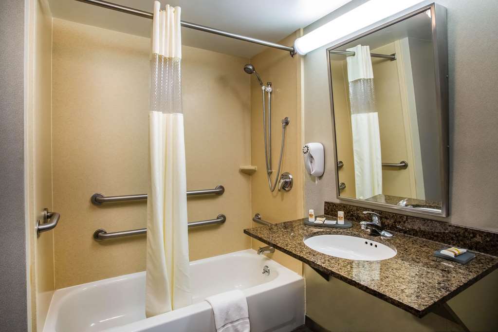 La Quinta Inn & Suites by Wyndham Islip MacArthur Airport - photo 10