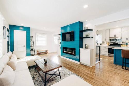 Beautiful luxury home freshly renovated with big yard seating & grill pad — 4-Star Luxury Hotel in Cottage Grove, United States
