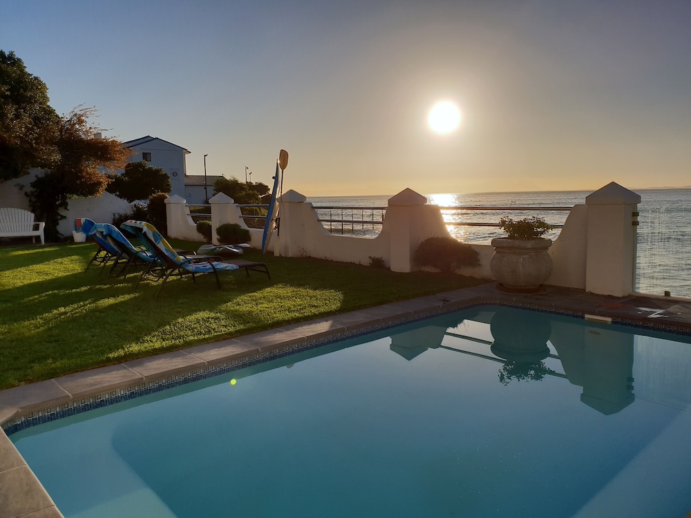 Westbank Private Beach Villa 4 Bedrooms Private pool on the Beach — 4-Star Luxury Hotel in Cape Town, South Africa