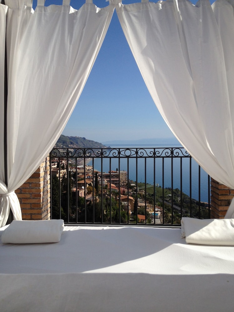 Isoco Guest House — 4-Star Luxury Hotel in Taormina, Italy