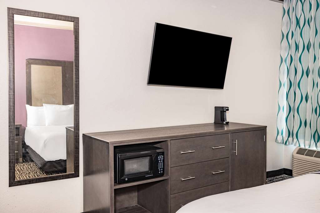 La Quinta Inn & Suites by Wyndham Norfolk - photo 23