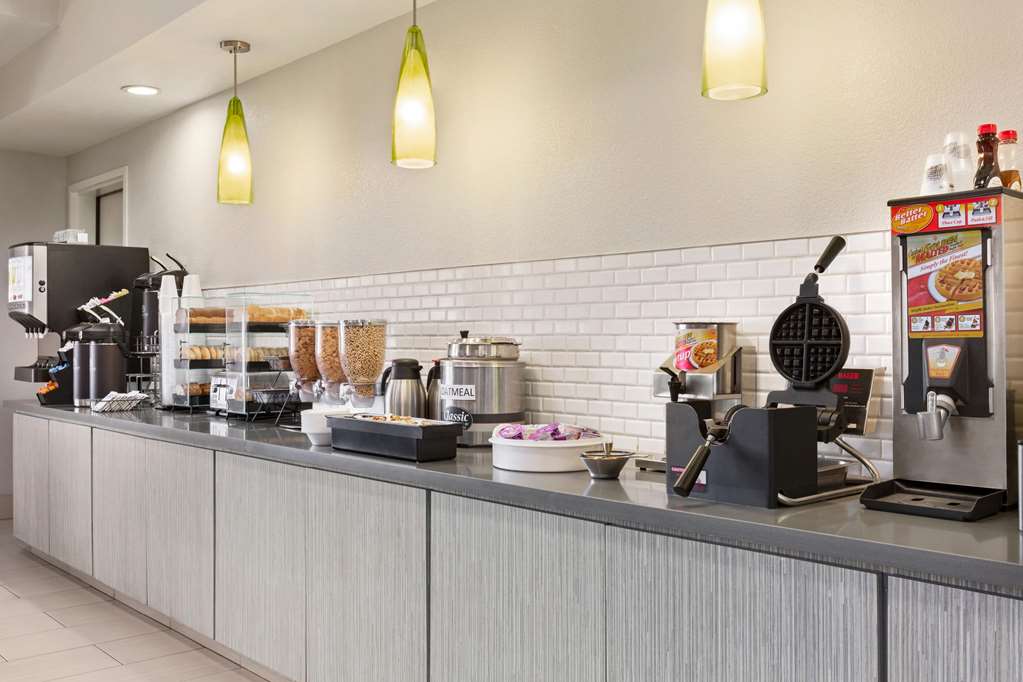La Quinta Inn & Suites by Wyndham Fresno Northwest - photo 63