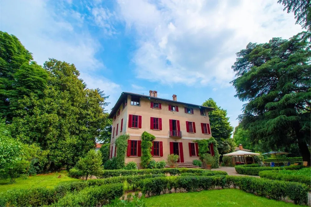 B & B Villa dell Usignolo — 4-Star Luxury Hotel in Nerviano, Italy