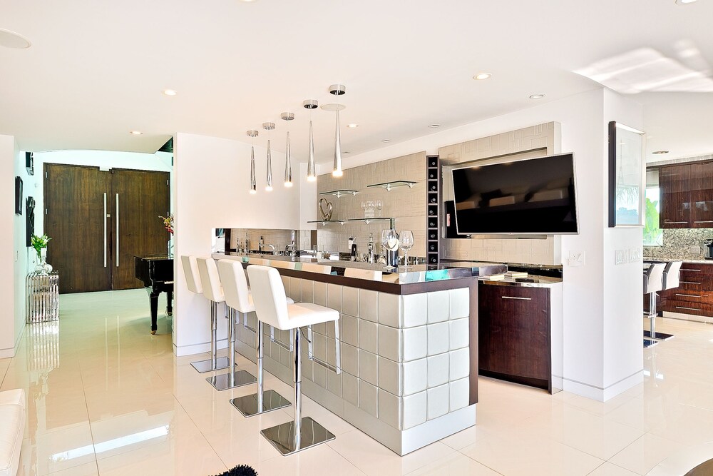 Hollywood Estate With Stunning Views - photo 48