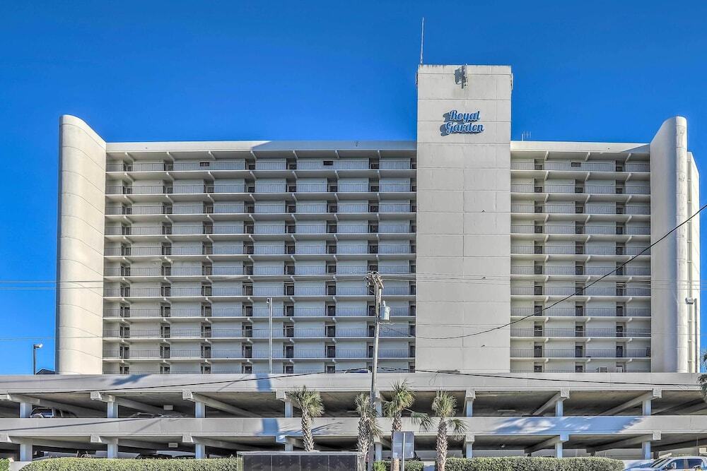 Oceanfront Oasis w Deck and Resort Beach Access in Murrells Inlet, United States