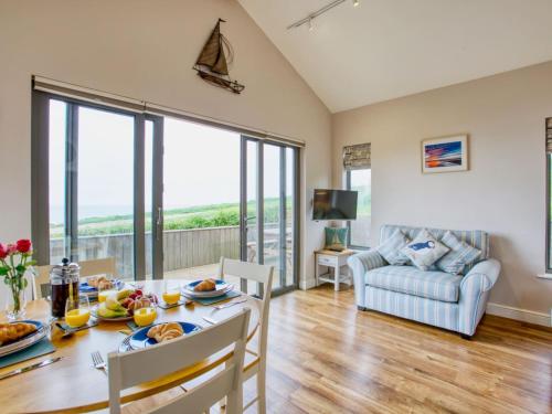 Beautiful Seaside Holiday Home — 4-Star Luxury Hotel in Bridport, United Kingdom
