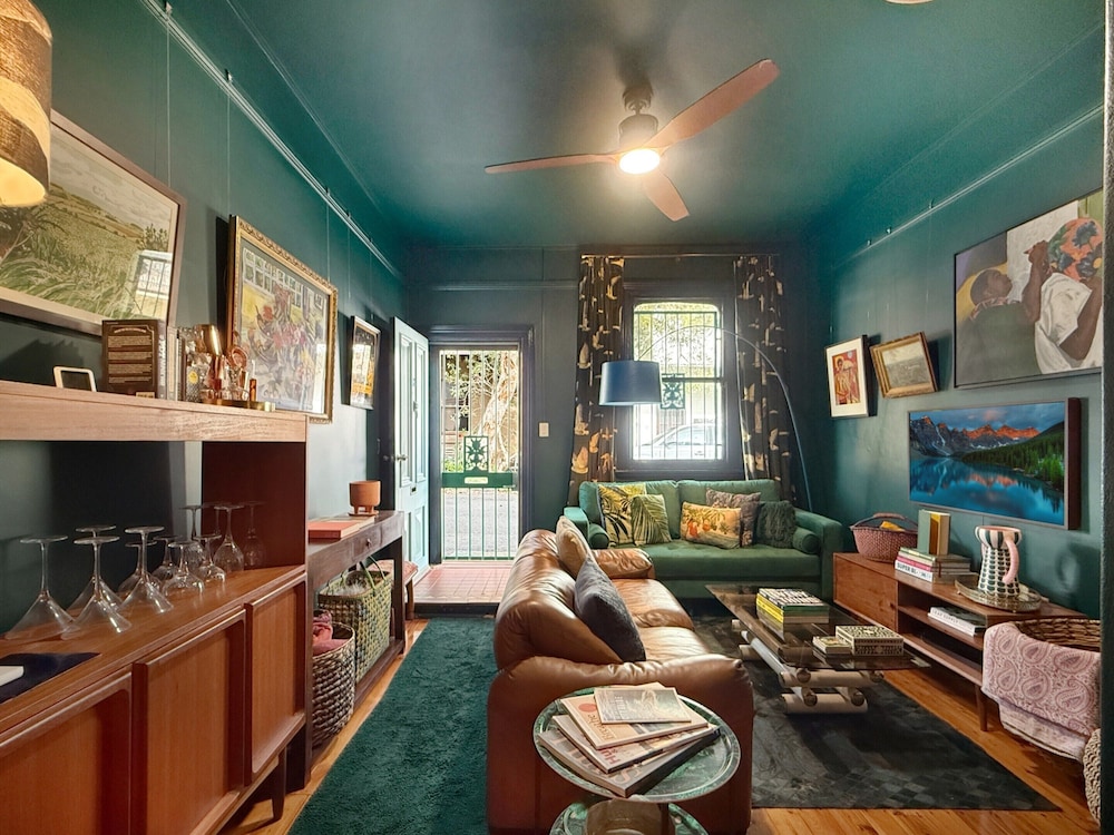 Charming Townhouse Steps from Newcastle Beach — 4-Star Luxury Hotel in Newcastle, Australia