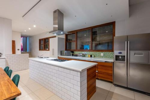 Spacious 3 Bedroom Retreat with Ocean View