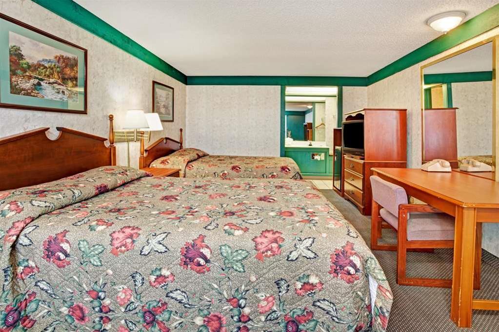 Monroe Knights Inn - photo 7
