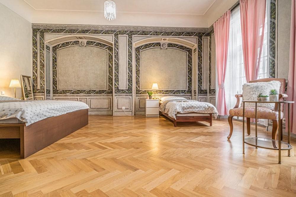 2 Bed Flat Sleeps 6 Pets Wifi — 4-Star Luxury Hotel in Prague, Czech Republic
