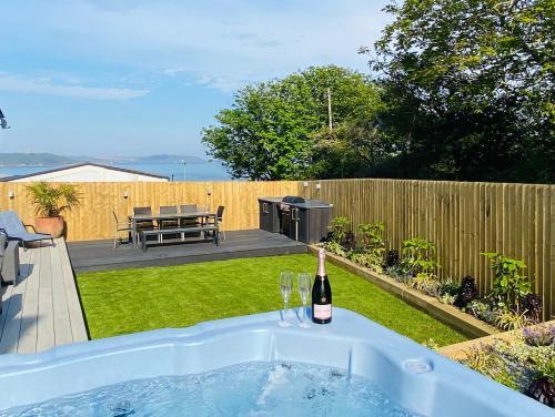 Waves Falmouth hot tub games room very close to Swanpool beach and Falmouth GC in Falmouth, United Kingdom