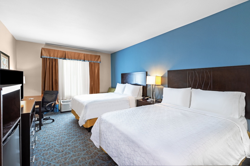 Holiday Inn Express & Suites Floresville by IHG - photo 13