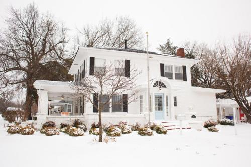 The Bishop Charming 4BR Retreat OU Campus 100yo — hotel in Norman