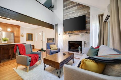 Cozy 3 BR Game Area Fire Pit — 4-Star Luxury Hotel in East Stroudsburg, United States