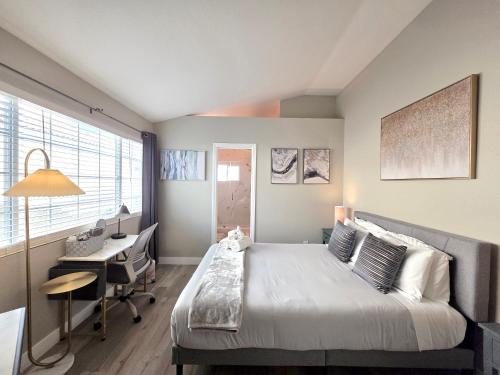 Near the Strip Smart TVs WiFi private garage and backyard