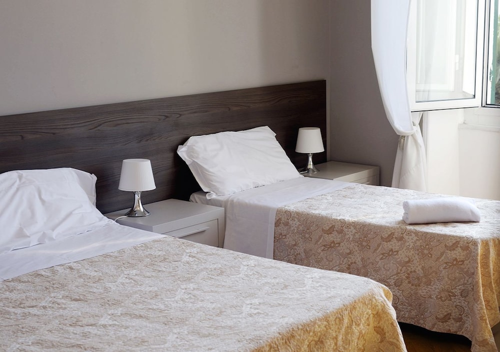 Hotel Mediterranee — hotel in Genoa