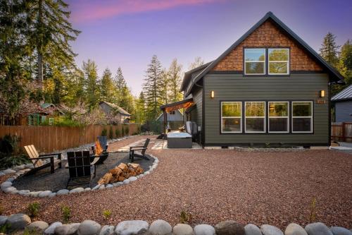 Rainier Spa Cabin 7 Minutes to Park — 4-Star Luxury Hotel in Ashford, United States