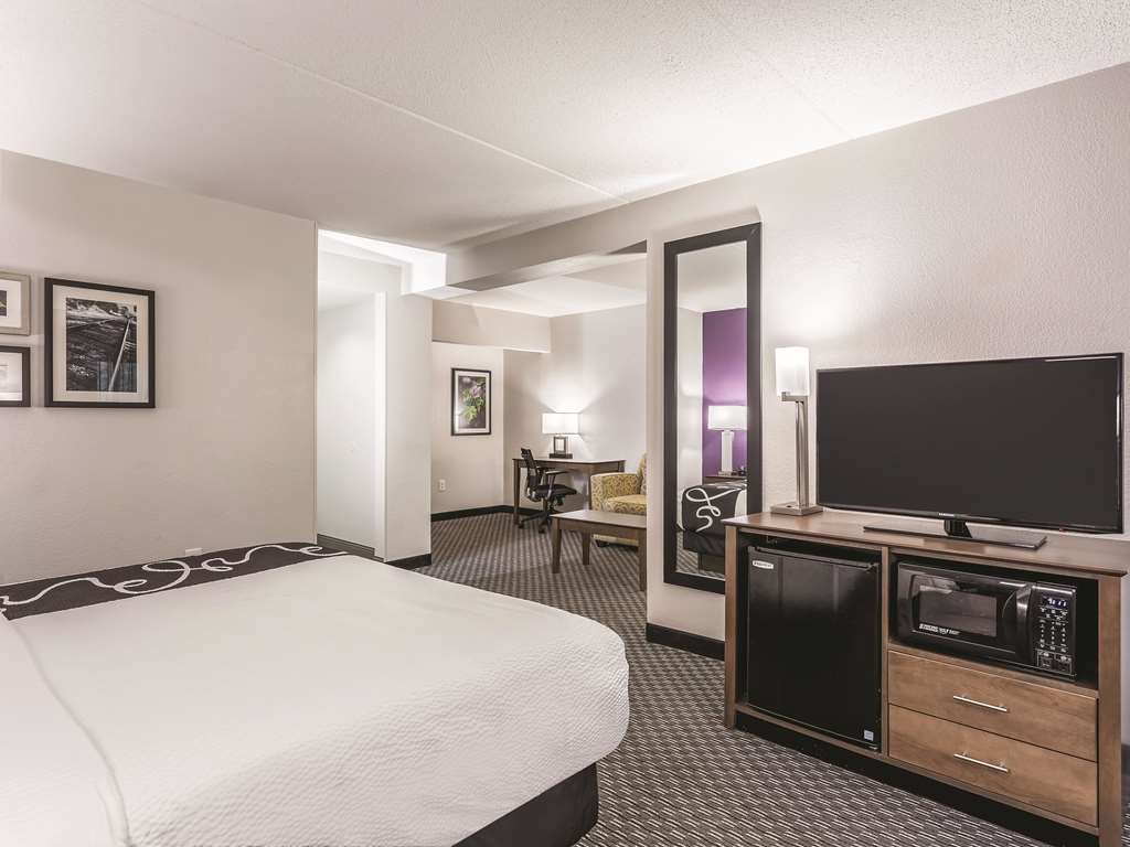 La Quinta Inn & Suites by Wyndham Columbia Fort Meade - photo 16