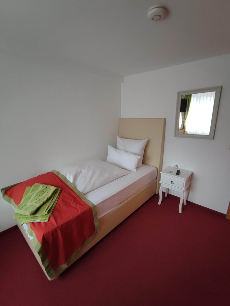 Room In Guest Room Comfortable Single Room With Shared Bathroom And Kitchen — Forbach