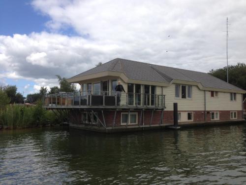 Water Villa Houseboot at the Lake Great Views 70 km to Amsterdam — 4-Star Luxury Hotel in Biddinghuizen, Netherlands