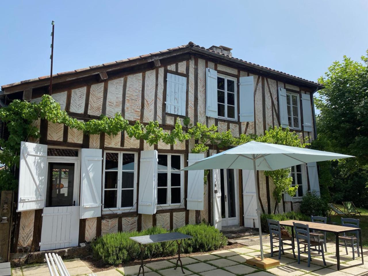 Authentique Villa du XIX E Siecle Avec Piscine — 4-Star Luxury Hotel in Loue, France