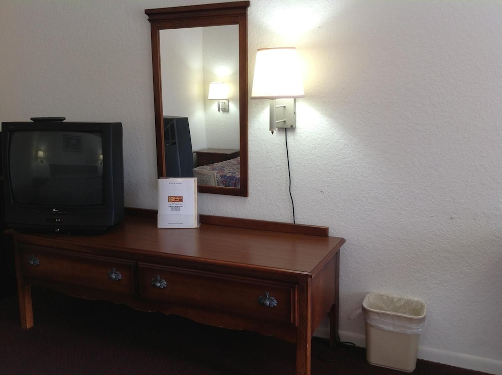 Budget Host Hempstead Inn - photo 13