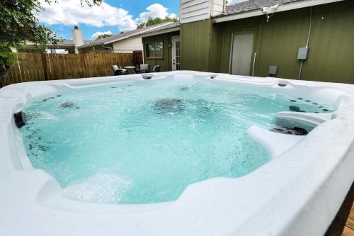 Near Sea World Hot Tub Swing Set BBQ Yard Games in San Antonio, United States