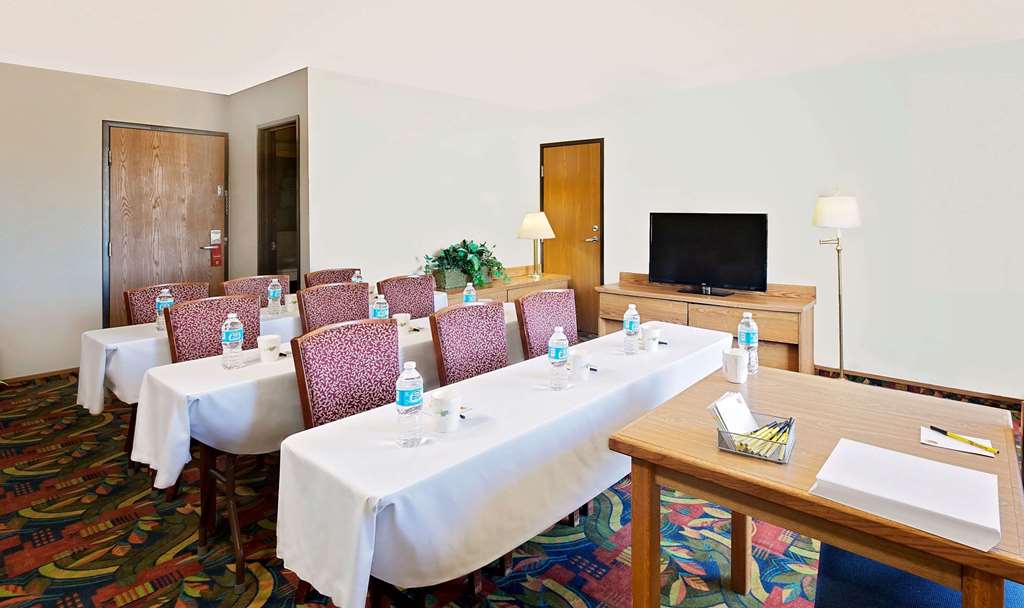 Super 8 by Wyndham Marshall - photo 15