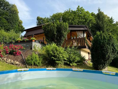 Rudera U Sióstr Drewniany Domek Stróża — hotel in Stroza