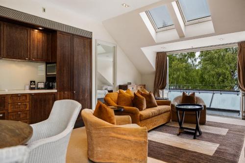 Ben Lomond 2 Top floor lakeshore apartment — 4-Star Luxury Hotel in Queenstown, New Zealand