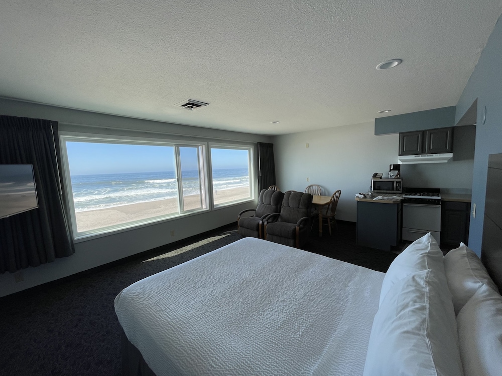 The Sandcastle Beachfront Hotel - photo 22