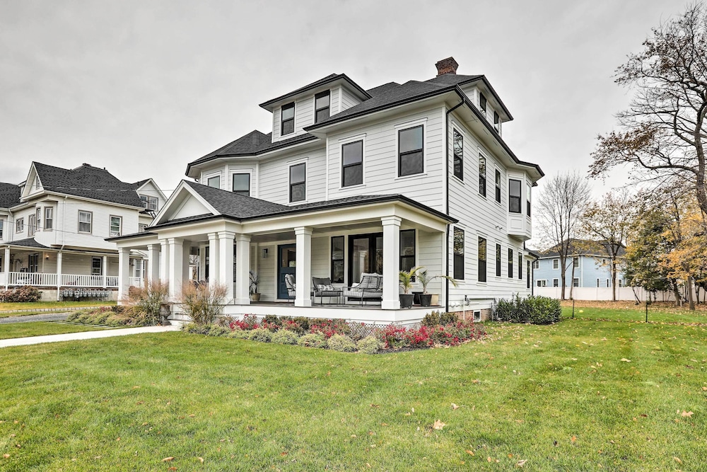 Grand Long Branch Home 1 Block to Beach — 4-Star Luxury Hotel in Long Branch, United States