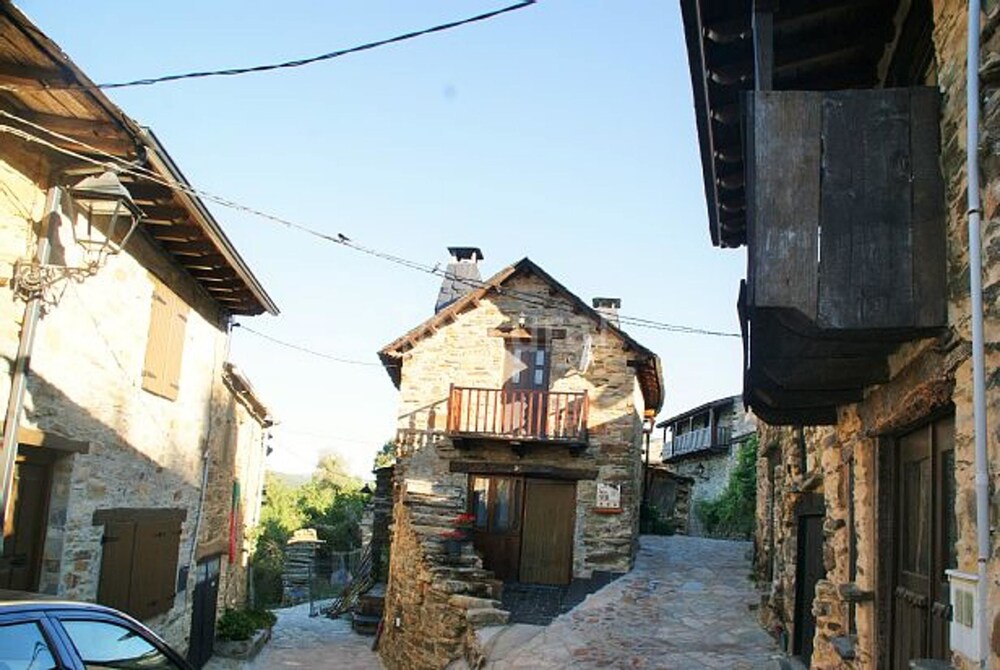 Casa rural Rosita — 4-Star Luxury Hotel in Manzanal De Arriba, Spain